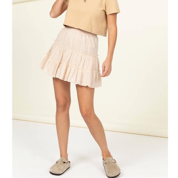 NWOT Tiered Eyelet Mini Skirt - Picture 4 of 4